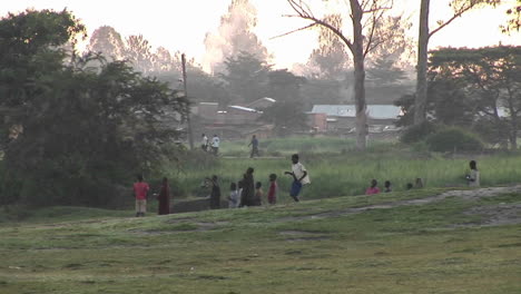 Ein-Junge-Läuft-In-Der-Nähe-Eines-Dorfes-In-Ugandaug