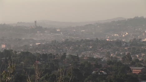 La-Niebla-Cubre-La-Ciudad-De-Kampala,-Uganda.