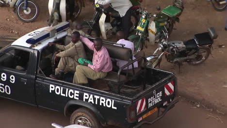Polizei-Patrouilliert-In-Einem-Viertel-Von-Kampala,-Uganda