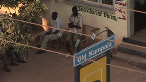 Männer-Sitzen-Vor-Dem-Sekretariat-In-Kampala,-Uganda