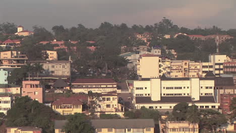 Eröffnungsaufnahme-Der-Skyline-Von-Kampala,-Uganda