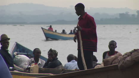 Mediumshot-De-Un-Grupo-De-Pescadores-En-Esquifes-En-El-Lago-Victoria,-Uganda