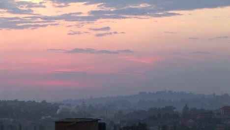 Zoomout-Eines-Vogelschwarms,-Der-über-Kampala-Uganda-Fliegt