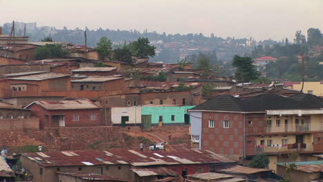 Plano-Medio-De-Casas,-Apartamentos-Y-Otros-Edificios-En-Kigali,-Ruanda
