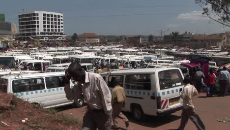 Toma-De-Establecimiento-De-Una-Estación-De-Autobuses-Abarrotada-En-Kampala,-Uganda