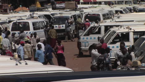 Eröffnungsaufnahme-Eines-überfüllten-Busdepots-In-Kampala,-Uganda-1
