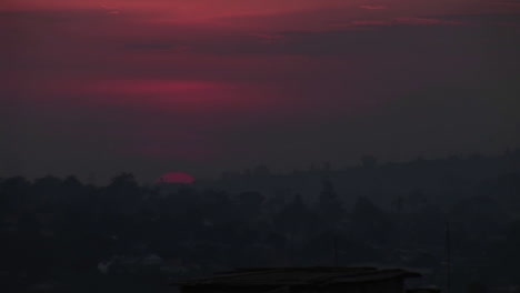Zeitrafferaufnahme-Einer-Feurigen-Sonne-über-Kampala-Uganda