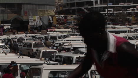 Mittlerer-Schuss-Zeitraffer-Von-Minibus-Passagieren,-Die-Geschäftig-Durch-Ein-überfülltes-Depot-In-Kampala,-Uganda,-Gehen