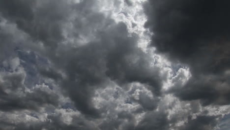 Gewitterwolken-Ziehen-über-Den-Himmel