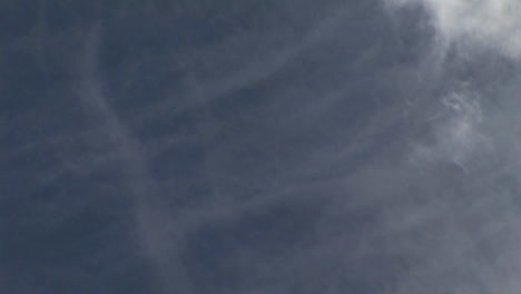 Las-Nubes-Pasan-Directamente-Por-Encima-Contra-Un-Cielo-Azul