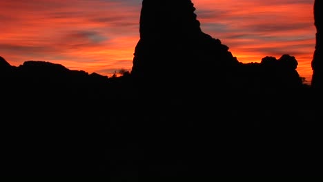 Ausgewogener-Fels-Steht-Vor-Einem-Strahlenden-Himmel-Im-Arches-Nationalpark