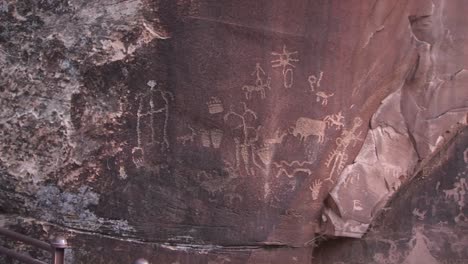 Petroglifos-Antiguos-Adornan-Un-Afloramiento-Rocoso-En-El-Oeste-Americano