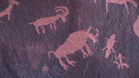 Nahaufnahme-Von-Indianischen-Petroglyphen-Mit-Tierfiguren-In-Der-Zeitung-Rock-Utah