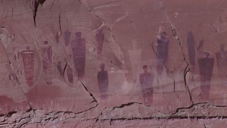 Ein-Langsamer-Zoom-In-Alte-Und-Mysteriöse-Riesige-Petroglyphen-Im-Canyonlands-National-Park-Utah