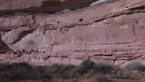 Zoomen-Sie-Auf-Eine-Abgelegene-Klippe,-Die-Große-Indianische-Petroglyphen-Zeigt