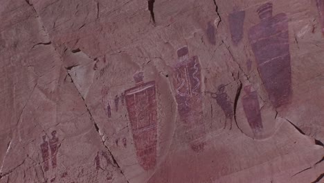 Zoom-En-Un-Acantilado-Del-Desierto-Con-Petroglifos-De-Los-Indios-Americanos