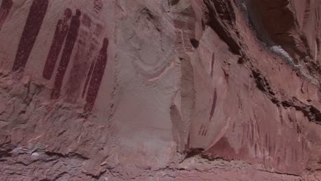 Panleft-über-Indianische-Petroglyphen-An-Einer-Canyonwand