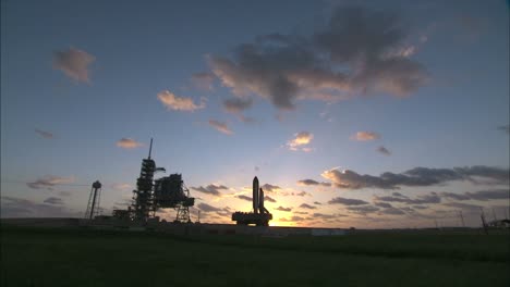 Space-Shuttle-Auf-Raupentransporter-Bei-Sonnenaufgang