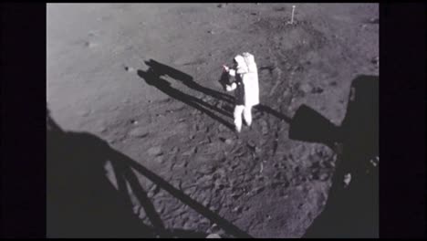 Astronauta-trabajando-en-la-luna-2