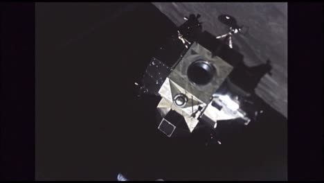 Lunar-Excursion-Module-Orbiting-Moon-1