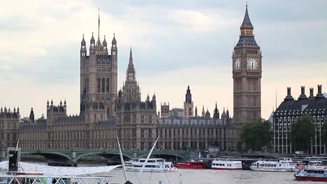 Houses-of-Parliament,-London