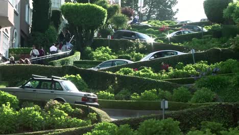 Lombard-Street-Traffic