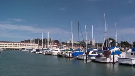 Segelboote-In-Einer-Marina