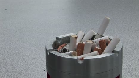 Zigarette-Im-Aschenbecher-Ausmachen
