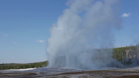 Old-Faithful-Eruption,-Yellowstone