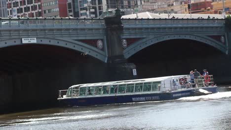 Boot-Fährt-Unter-Brücke