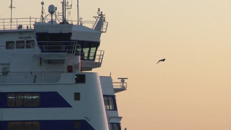 Fähre,-Die-Im-Hafen-Ankommt