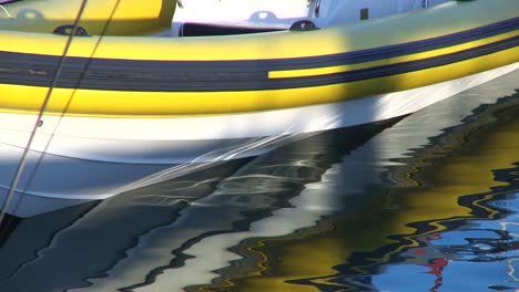 Gelbes-Schnellboot-Vor-Anker-Im-Hafen