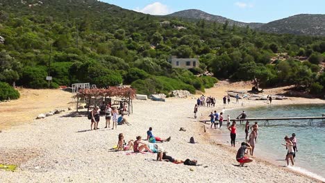 Leute-Besuchen-Kleinen-Strand