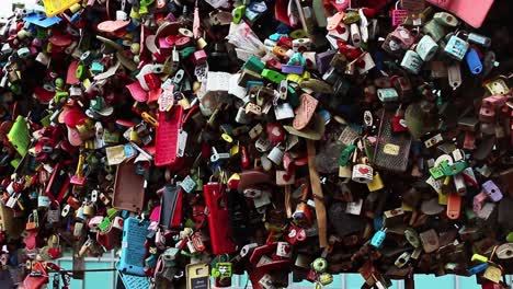 Love-Padlocks---Nam-Sang-Tower,-Korea