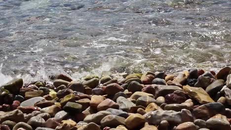 Wellen-Schlagen-Auf-Den-Strand