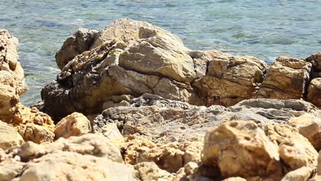 Rocas-enfrente-del-mar