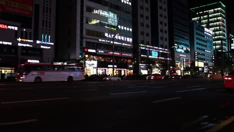 Tráfico-de-Corea-del-sur-en-la-noche-en-Gangnam