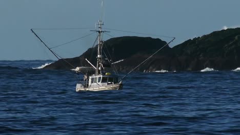 Fischerboot-Auf-Kabbeligem-Wasser