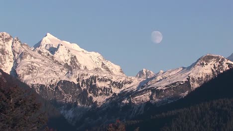 Mond-über-Bergen