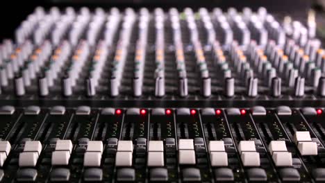 Mixing-Desk-Pull-Focus