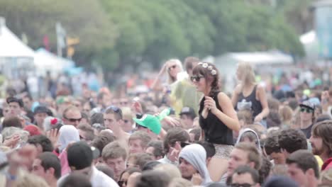 Menschenmassen-Beim-Outdoor-Musikfestival