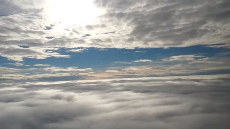 Fliegen-Zwischen-Den-Wolken