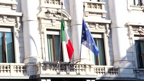 Bandera-italiana-y-de-la-UE-CC-BY-NatureClip