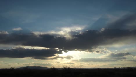 Sonne-Hinter-Wolken