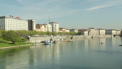 Turín,-Italia---Río-Po-y-edificios