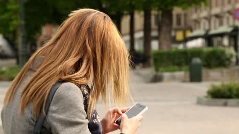 Girl-on-Teléfono-1