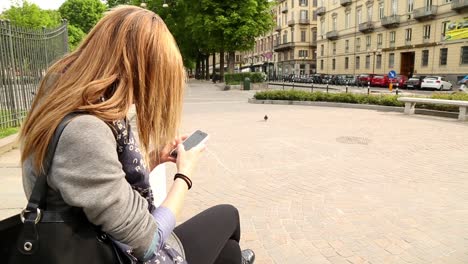 Mädchen-Auf-Einem-Telefonschnitt-3