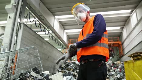 El-hombre-se-pone-guantes-protectores