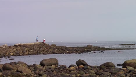 Klettern-Auf-Felsen-Am-Meer