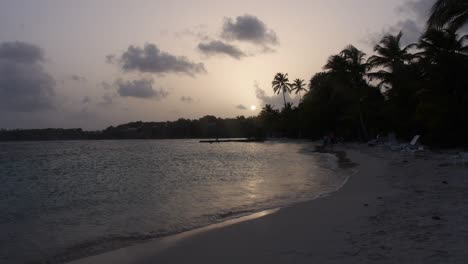 Karibischer-Strand-Bei-Sonnenuntergang